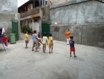 Voetballen bij het weeshuis